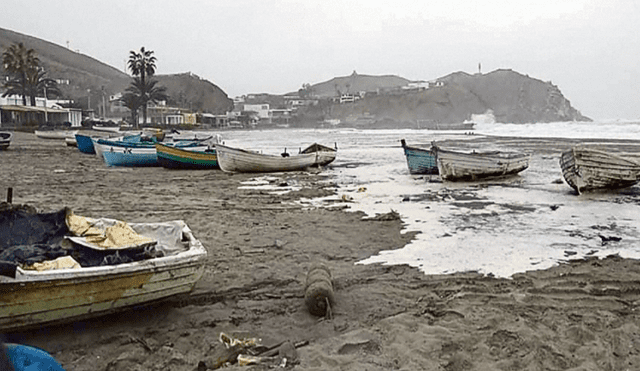 Enormes olas obligan a cerrar puertos y caletas en el litoral