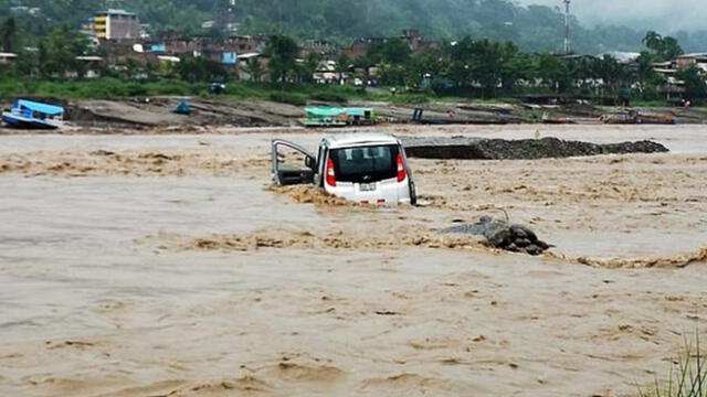 Tras fuertes lluvias, auto quedó atrapado en el río Apurímac en Cusco