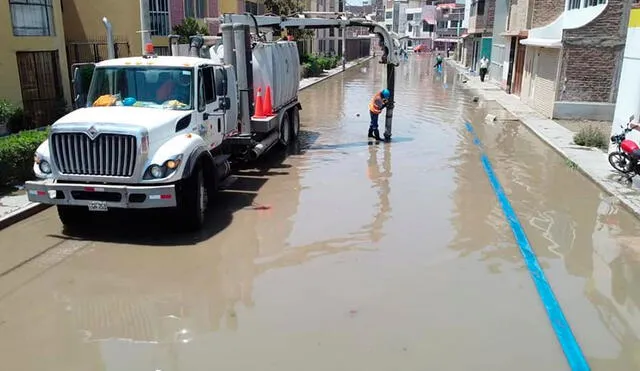 Aguas de acequia inundaron varias viviendas de urbanización Miraflores y residencial Leguía.