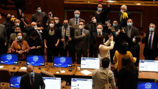 Diputados de la oposición celebran la aprobación del retiro del 10% del fondo de pensiones privados. Foto: AFP.