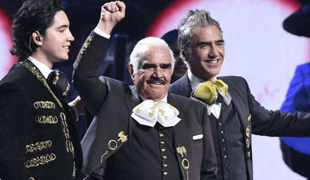 Vicente Fernández interpreta la canción “Ya no insistas corazón”, obra original de Juan Gabriel.