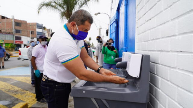 Al ingreso, los consumidores deberán limpiar sus manos en los lavaderos instalados. Foto: Municipalidad de Surco
