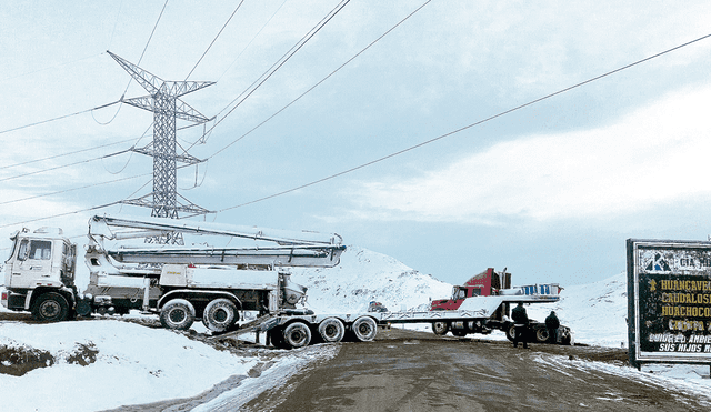 Intensa nevada cae en Huancavelica y afecta a pasajeros y conductores