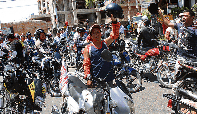 Protestan. Unos 25 000 motociclistas rechazan proyecto.