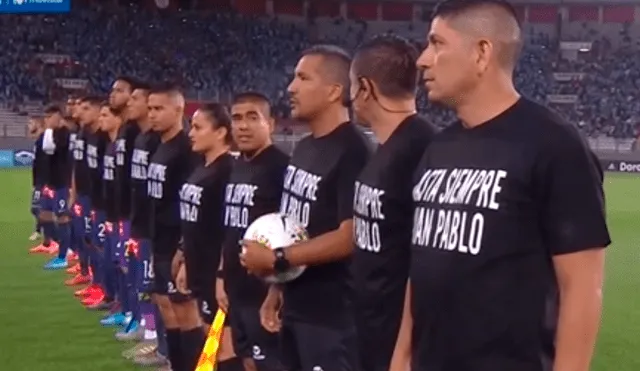 Previo al partido de la semifinal de la Liga 1, los planteles de Alianza Lima y Cristal conmemoraron al exjugador de Binacional, Juan Pablo Vergara.