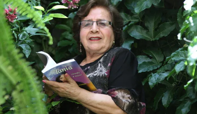 Hortencia Segura Zúñiga tiene en manos el hermoso libro que le dedicó a su hija Tania.