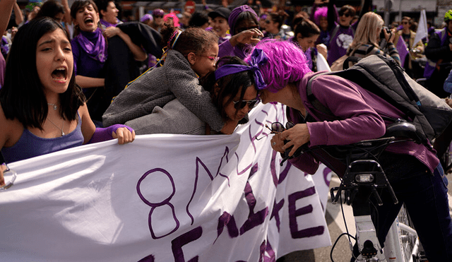 El color morado es símbolo en las manifestaciones feministas. (Foto: El diario)