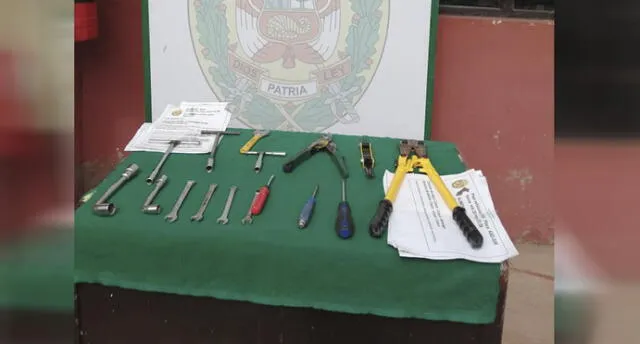 Detenidos llevaban diversas herramientas dentro de auto, con las que se cree cometían sus fechorías.