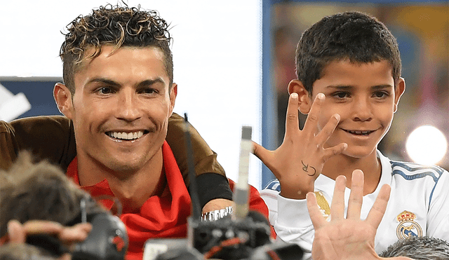 Cristiano Ronaldo se conmovió al enseñarle a su hijo mayor el lugar donde vivió cuándo tenía 12 años. | Foto: AFP
