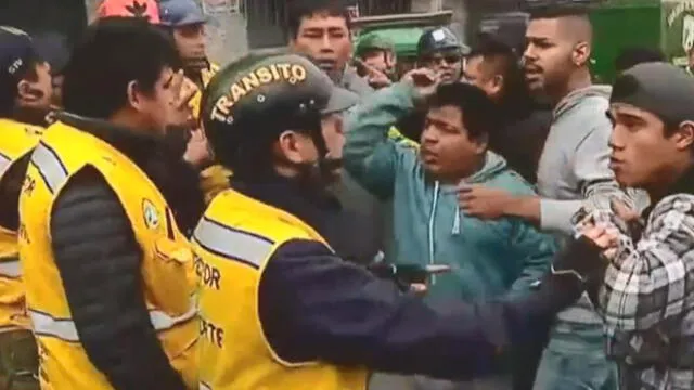 Mototaxistas trataron de evitar la detención de su compañero, pese a presencia de inspectores y policías. (Foto: Captura de video / Latina Noticias)