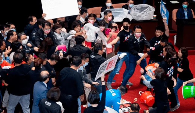 El parlamento taiwanés tiene fama de caer en este tipo de espectáculos violentos. Foto: Nur Photo
