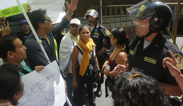 Comerciantes de Mesa Redonda protestan por cierre de negocios y marchan hacia La Municipalidad de Lima [FOTOS]