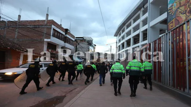 Policía tuvo que resguardar a jugadores por hinchas eufóricos que esperaban en afueras del estadio.
