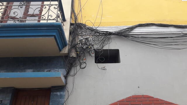 Maraña de cables de telefonía genera preocupación de vecinos