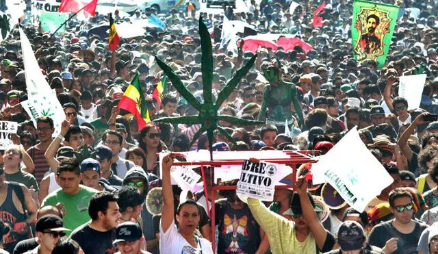 Marchan en México para pedir legalización del consumo de la marihuana
