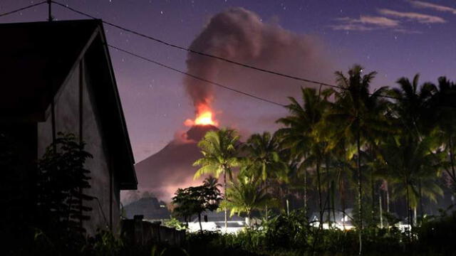El temor se reaviva en Indonesia por erupción de volcán Soputan 