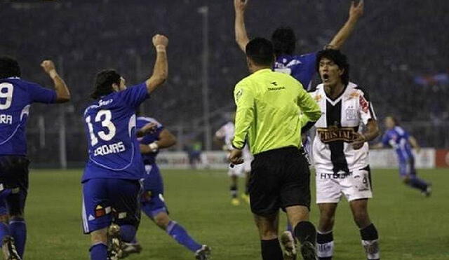 El árbitro Carlos Vela convalidó el gol que eliminó a Alianza Lima de la Libertadores.