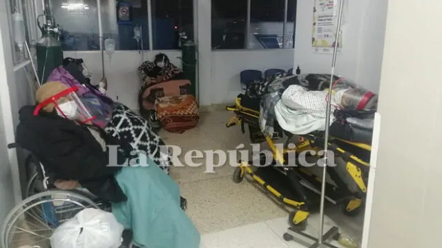 Puno. Pacientes son atendidos en los frígidos pasillos del hospital de EsSalud.