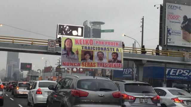 Tildan de “traicionera” a Keiko Fujimori en afiche colgado en plena Javier Prado