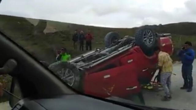 Camioneta termina de cabeza tras volcadura en Cajamarca [VIDEO]