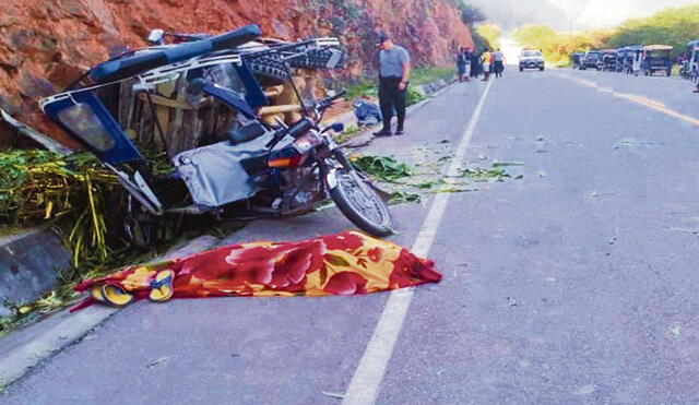 Tres personas fallecieron en violenta colisión de camioneta y mototaxi