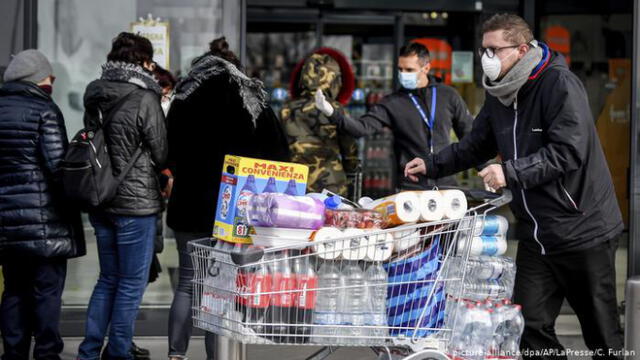 Los supermercados de Colombia tuvieron que regular el ingreso para no colapsar su aforo. (Foto: DW)