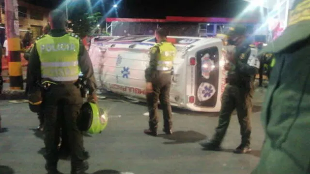 El vehículo volcó tras un incidente con un motociclista, según la Policía. Fuente: El País.