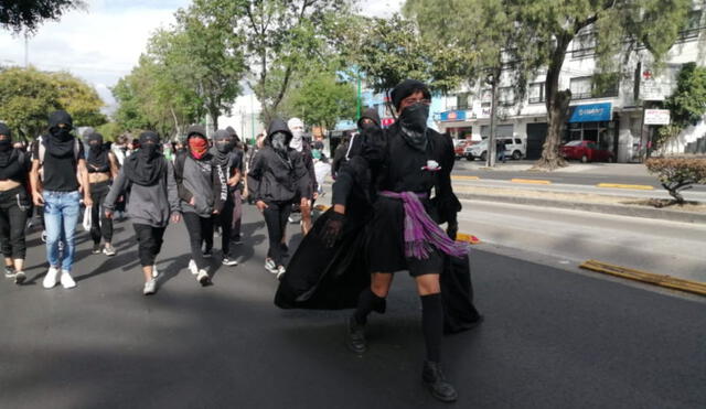 Los manifestantes estaban cubiertos con varias prendas y en algunos casos llevaban capuchas. (Foto: Proceso)