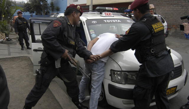 Detienen a dos venezolanos por asaltar a mano armada una pollería en Lima