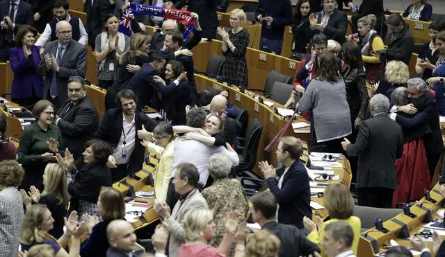 Los miembros del Parlamento se abrazan emotivamente después de la votación durante la sesión plenaria sobre el voto BREXIT del Parlamento Europeo en Bruselas, Bélgica, el 29 de enero de 2020.