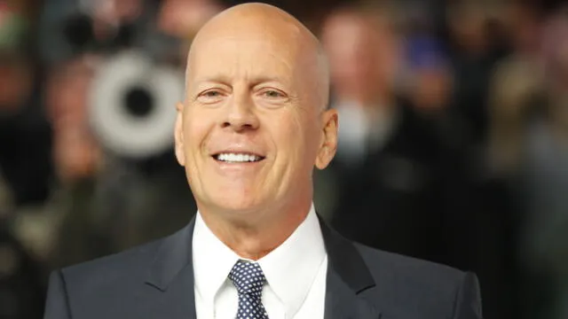En la fotografía se puede ver a Bruce Willis con el característico uniforme naranja y, por supuesto, con una improvisada mascarilla de tela. (Foto: AFP)