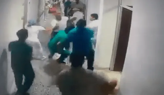 Hombre entra en pánico y golpea a médico que atendía a su esposa en urgencias [VIDEO]