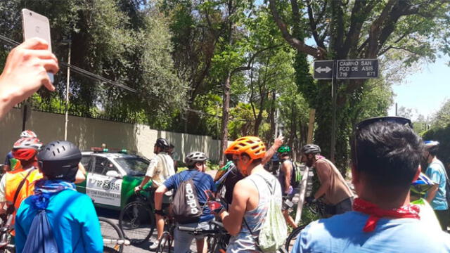 Cientos de ciclistas protestaron en Chile frente a la casa del presidente Sebastián Piñera. Foto: Difusión