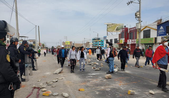 Protestas en Perú: manifestantes bloquean la Panamericana Sur a la altura del ingreso de La Joya, en Arequipa. Foto: Leonela Aquino/URPI-LR