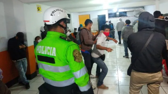 Algunos de los detenidos se colocaron recién las mascarillas cuando ingresaron los agentes. (Foto: Joel Robles / URPI - GLR)