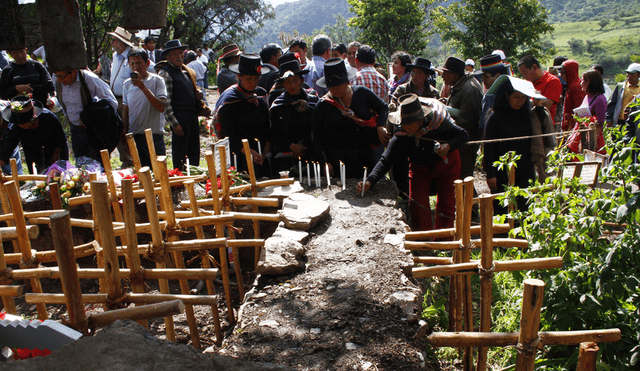 Pobladores en el Santuario de  Lloqllapampa, Ayacucho, tras la masacra de Accomarca. Foto: La República.