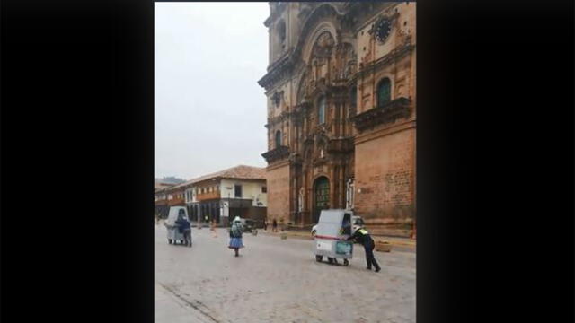 Noble gesto. Policía ayuda a humilde anciana a llevar su carrito de golosinas en Cusco [VIDEO]