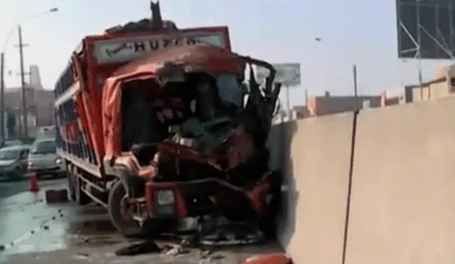 Un muerto tras choque entre camión de frutas y cisterna en la Panamericana Norte [VIDEO]