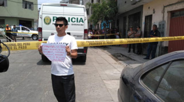 Vecino salió con un cartel a la calle tildando de “mentiroso” a comisario por asegurar que policías acudieron apenas se lo solicitaron. (Foto: Jéssica Merino / La República)