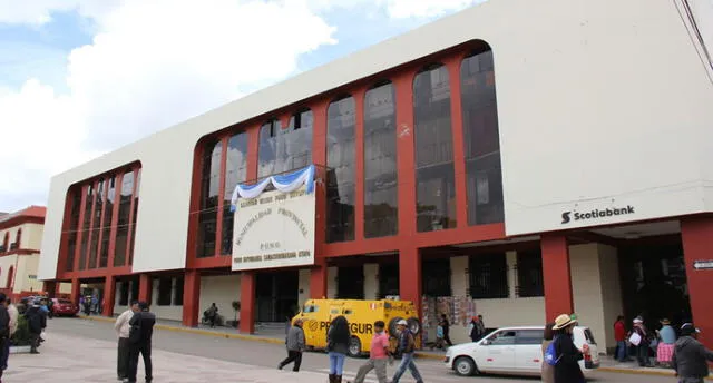 Denuncian desvío de cemento a obra privada en Puno