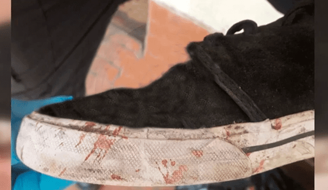 Se presume que los golpes que le dieron con este zapato, fueron los últimos que recibió, causándole la muerte. (Captura: Infobae)