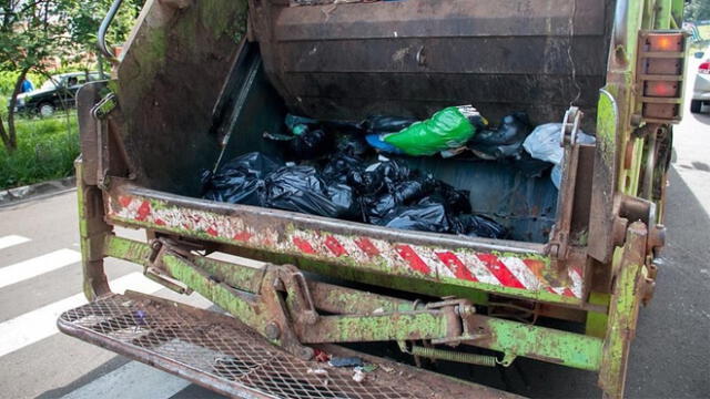 De acuerdo con el reporte, unos de los trabajadores encontró el cadáver el cual estaba envuelto en una bolsa de plástico.