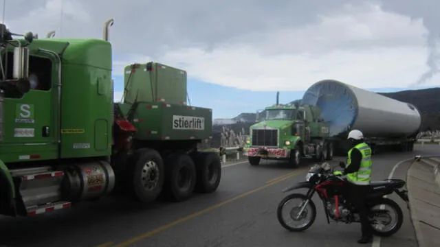 Transporte de material para parque eólico de Huambos