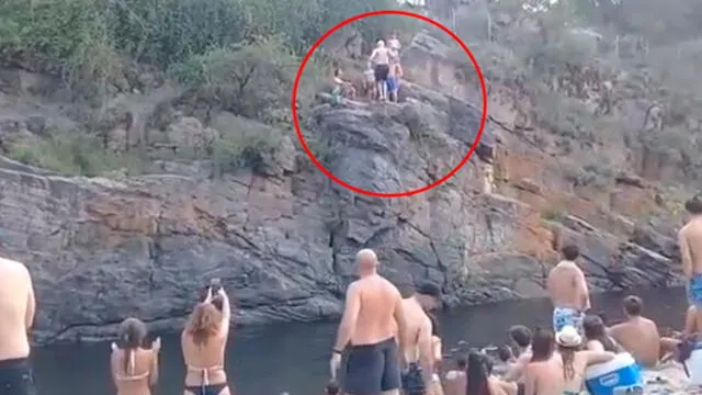 Anciano de 76 años sorprende a bañistas al hacer un salto mortal de 7 metros de altura [VIDEO]