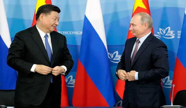 Xi Jinping (i) y Vladimir Putin durante un encuentro en en Vladivostok (Rusia) hace dos años. Foto: AFP