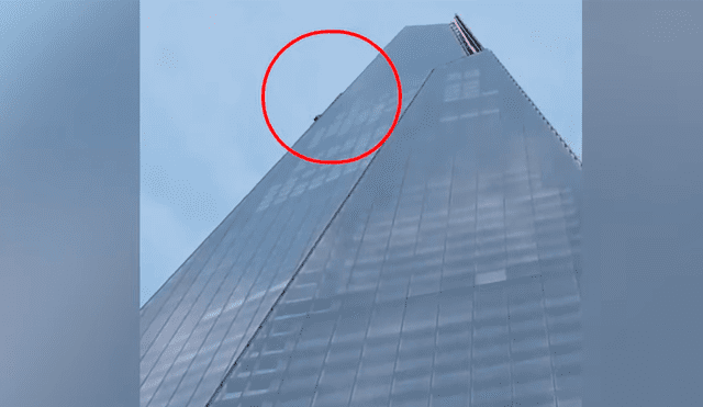 Vía YouTube. Policías y testigos grabaron el preciso momento en que el hombre trepa el rascacielos de más de 300 metros de altura