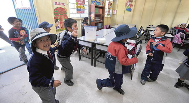 Garantizan inicio del año escolar en Arequipa