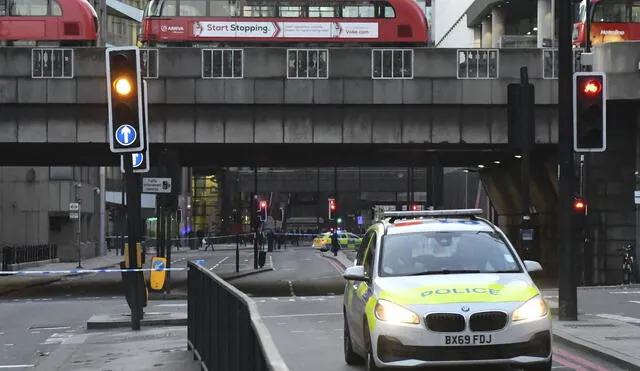 Dos personas murieron y el agresor fue abatido a tiros por la policía británica. Foto: AFP.