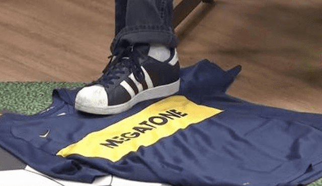 Periodista brasileño causa polémica al pisar la camiseta de Boca Juniors [VIDEO]