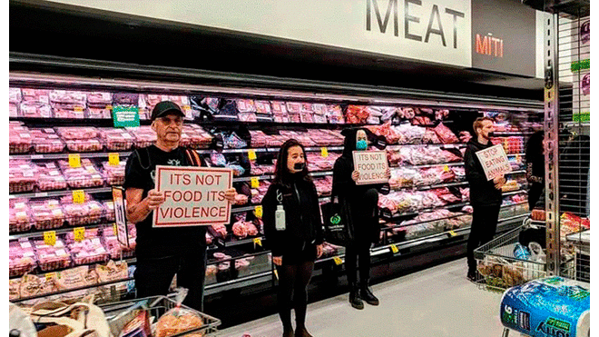 Activistas veganos protestan en sección carnes de un supermercado [VIDEO]